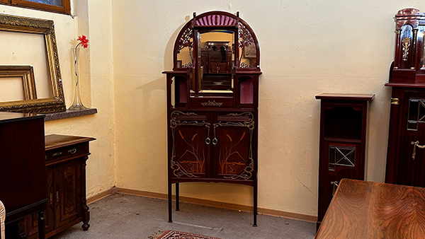 Jugendstil Salonschrank Mahagoni furniert um 1900