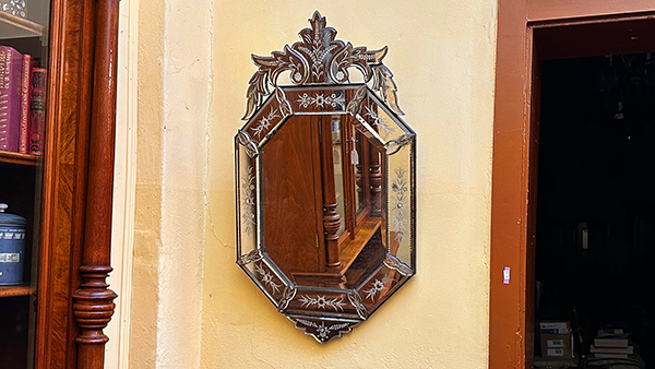 Spiegel im venezianischem Wandstil