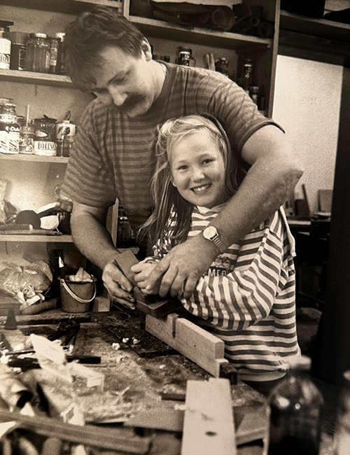 Vater Heiko Gieraths mit seiner Tochter in der Werkstatt